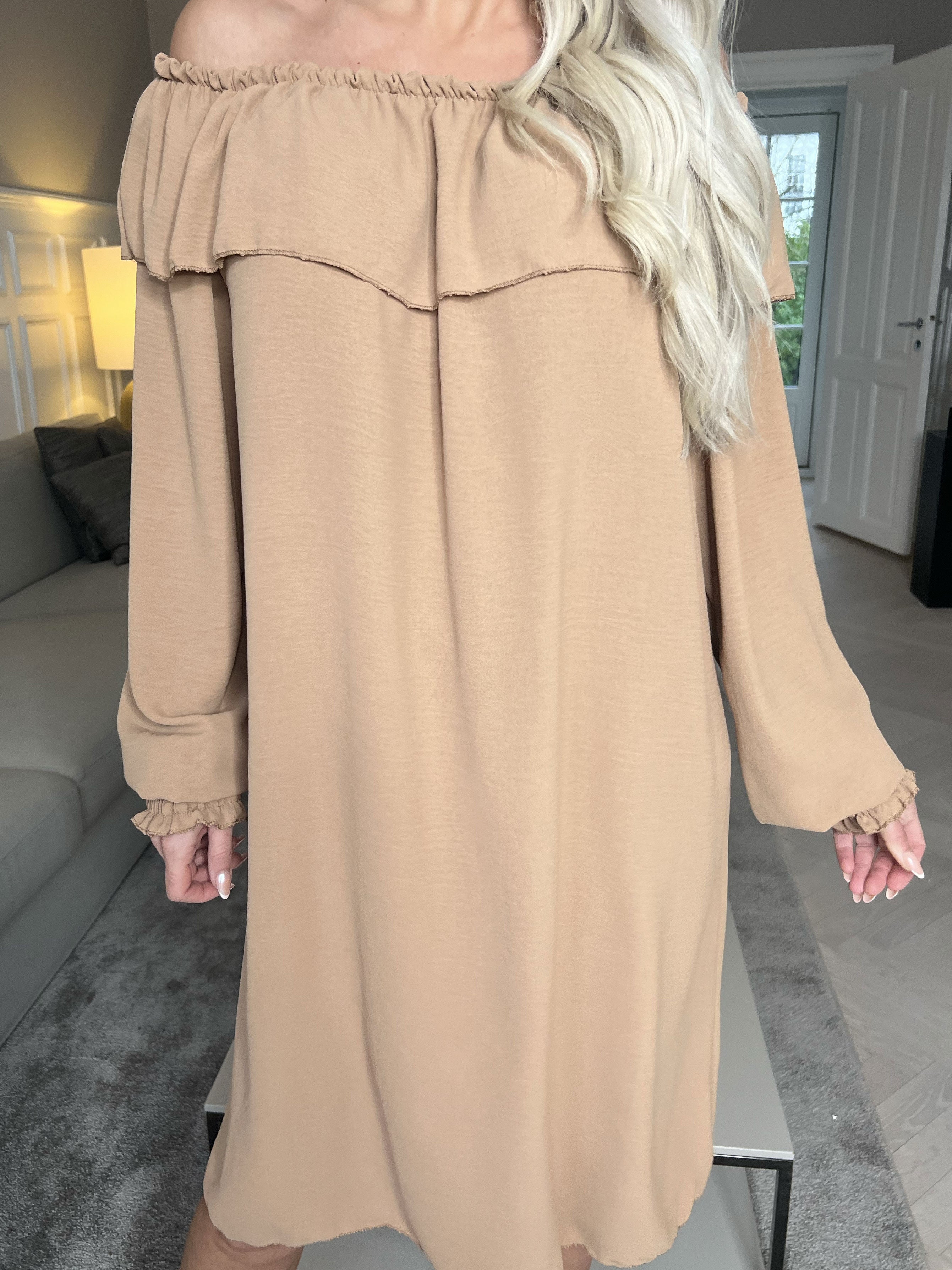 Elpida - Sød kjole med flæsekant og smock ved ærmet